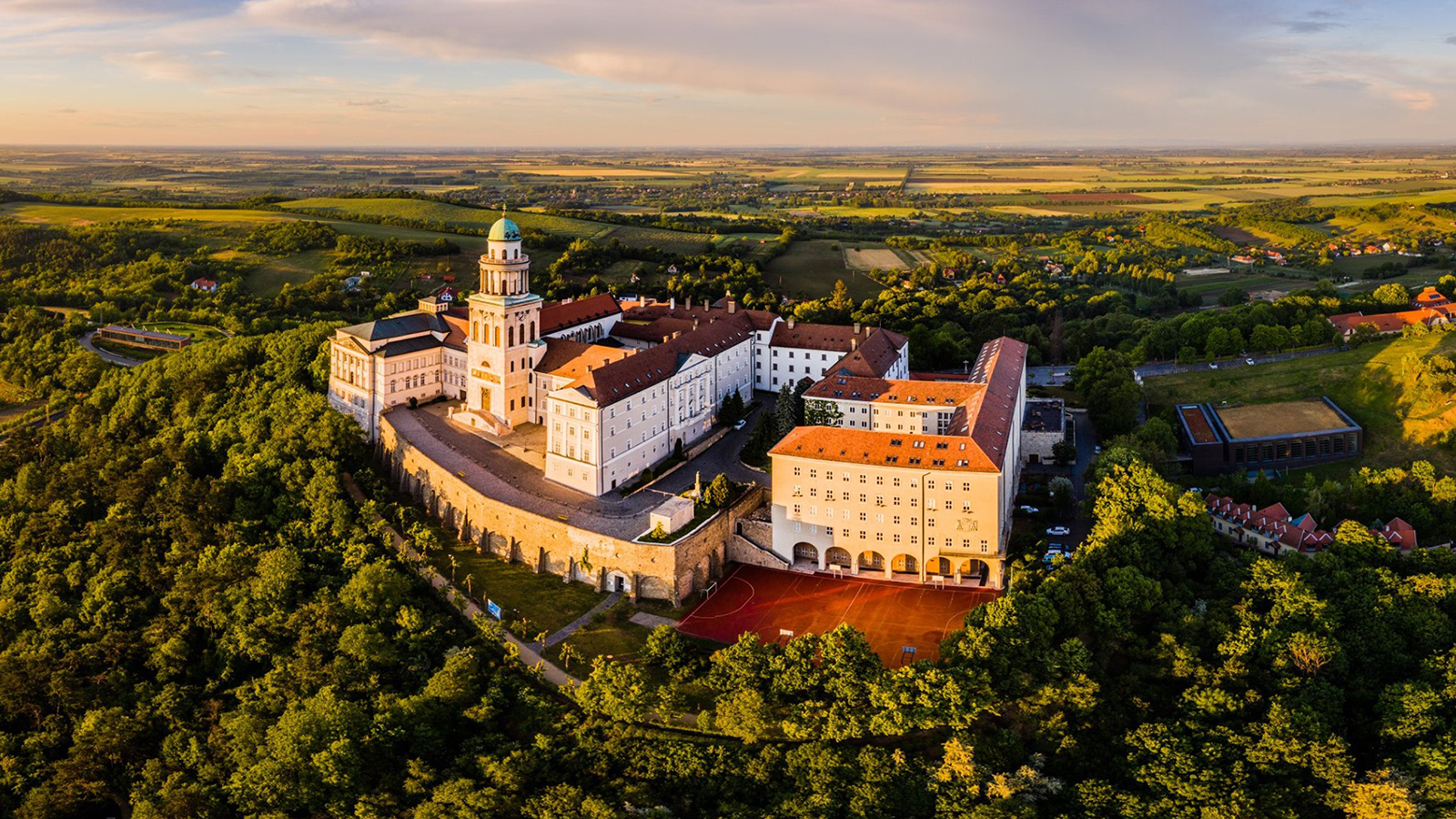 Győr-Pannonhalma turisztikai térség (angol neve Győr and Pannonhalma)